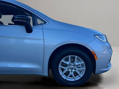 Used 2024 Chrysler Pacifica Touring-L image 28