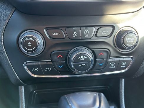 Used 2022 Jeep Cherokee Limited image 28