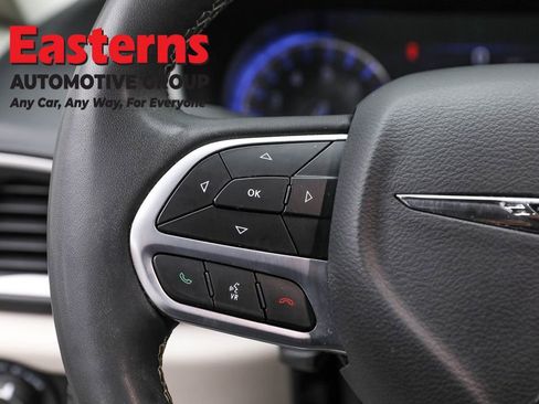 Used 2023 Chrysler Pacifica Touring-L FWD image 15