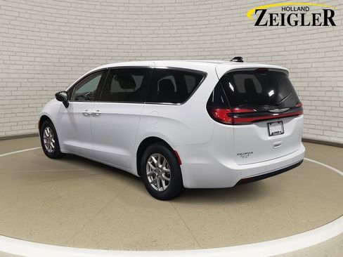 Used 2024 Chrysler Pacifica Touring-L image 7