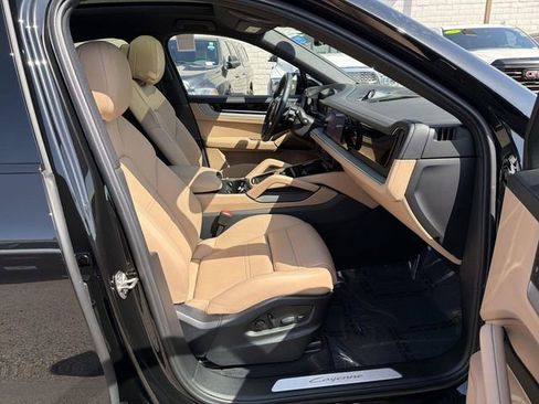 Used 2025 Porsche Cayenne Coupe AWD/4WD image 28