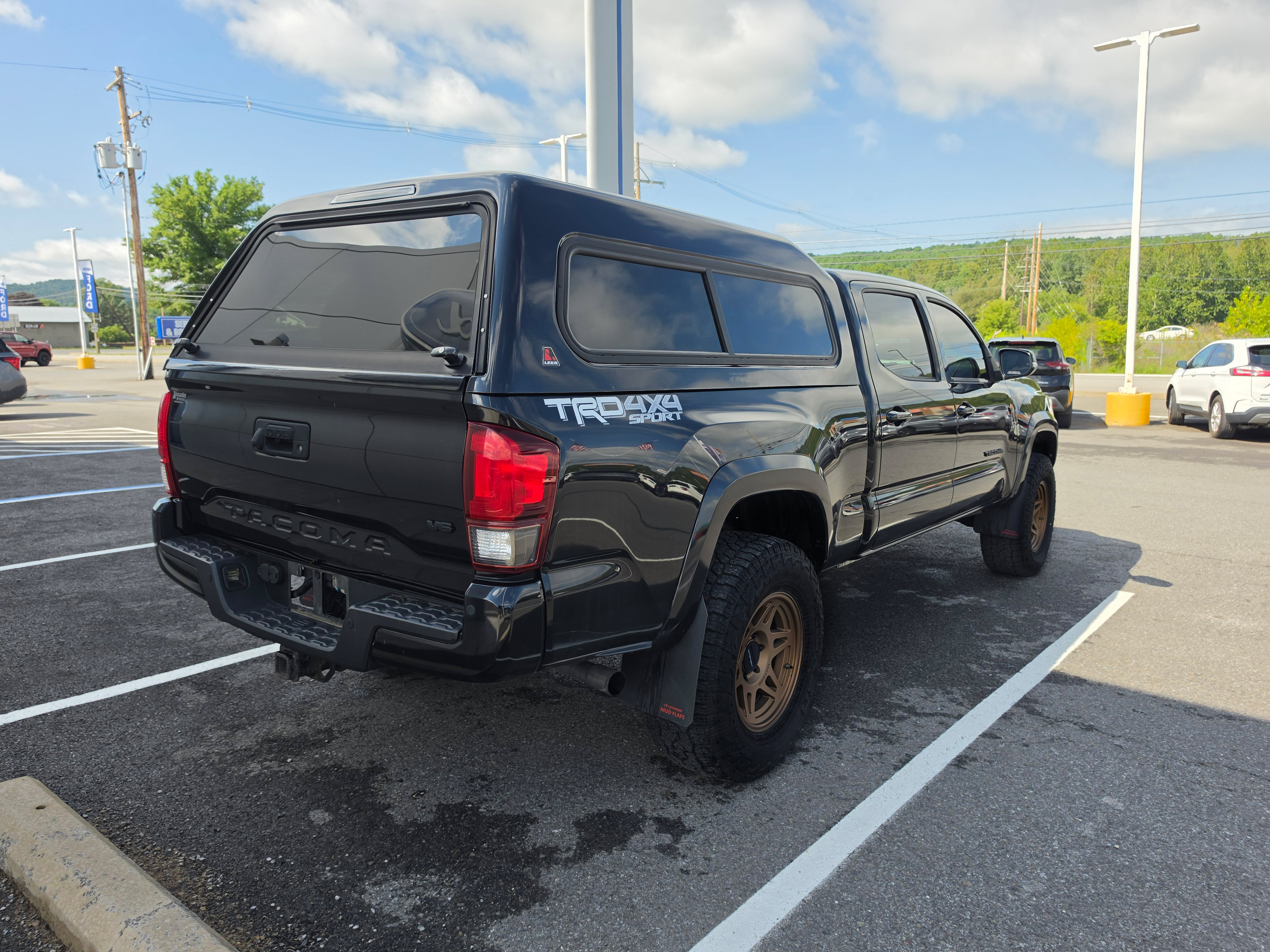 Used 2019 Toyota Tacoma TRD Sport w/ TRD Premium Sport Package AWD/4WD image 3