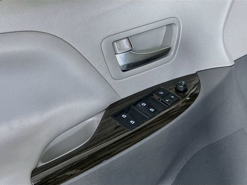 Used 2019 Toyota Sienna XLE FWD image 10