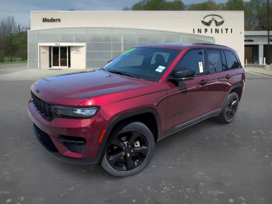Used 2023 Jeep Grand Cherokee Altitude RWD image 1
