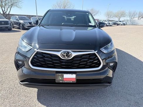Used 2023 Toyota Highlander LE image 3