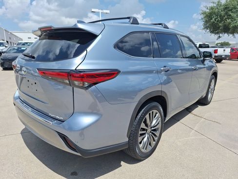Used 2021 Toyota Highlander Platinum FWD image 6