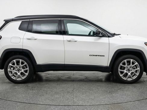 Used 2025 Jeep Compass Limited image 11
