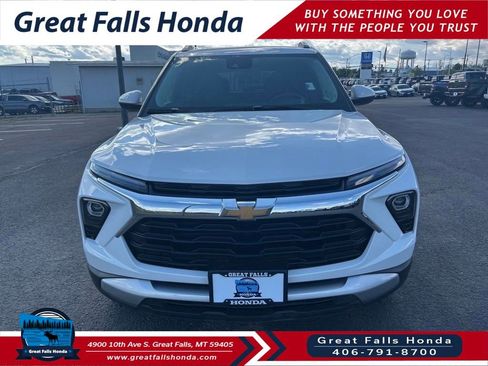 Used 2025 Chevrolet TrailBlazer LT AWD/4WD image 2