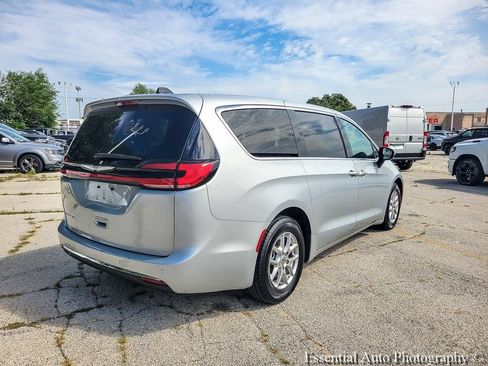 Used 2023 Chrysler Pacifica Touring-L FWD image 13