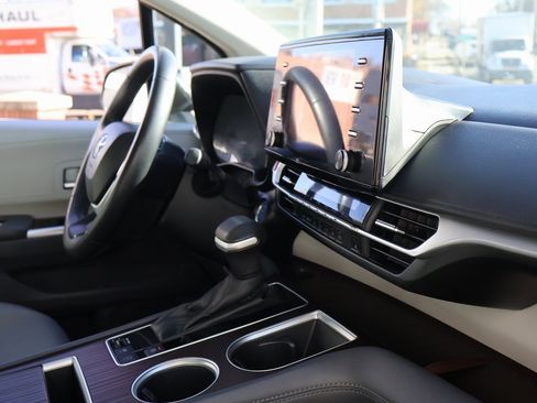 Used 2024 Toyota Sienna XLE image 10