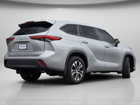 Used 2020 Toyota Highlander XLE image 21