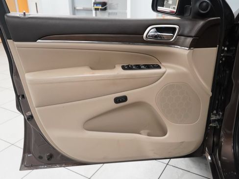 Used 2017 Jeep Grand Cherokee Overland AWD/4WD image 19