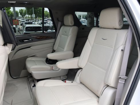 Used 2021 Cadillac Escalade Premium Luxury Platinum w/ Heavy-Duty Trailer Package AWD/4WD image 37