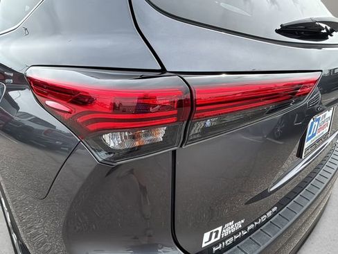 Used 2022 Toyota Highlander Limited FWD image 11