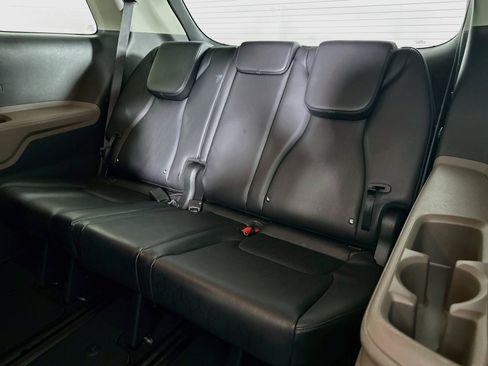 Used 2025 Kia Carnival FWD image 28