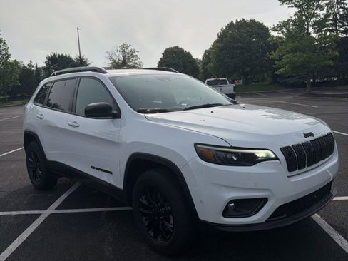 Used 2023 Jeep Cherokee Altitude Lux AWD/4WD image 3