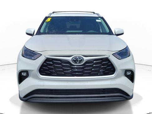 Used 2025 Toyota Highlander XLE AWD/4WD image 2