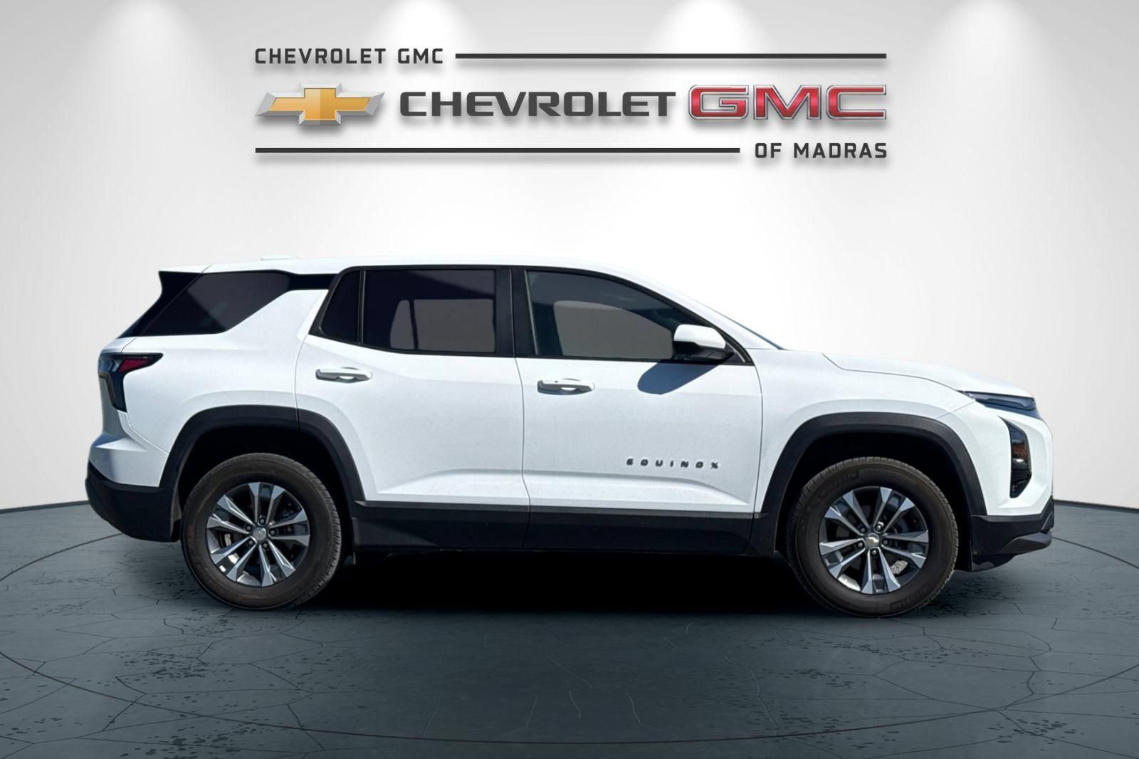 Used 2025 Chevrolet Equinox LT w/ Safety and Technology Package AWD/4WD image 2