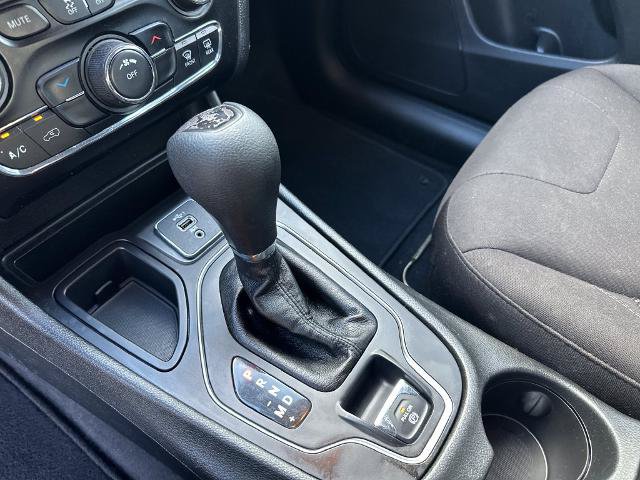Used 2019 Jeep Cherokee Latitude w/ Popular Appearance Group FWD image 16