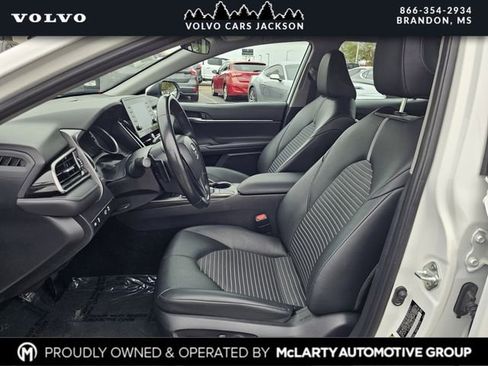 Used 2024 Toyota Camry SE image 12