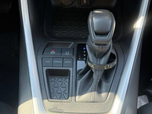 Used 2022 Toyota RAV4 LE FWD image 19