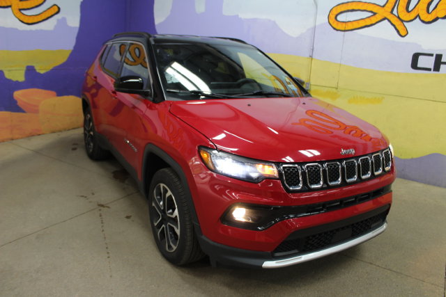 Used 2024 Jeep Compass Limited AWD/4WD image 2