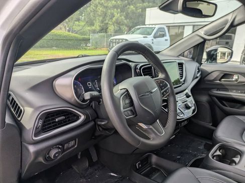 Used 2025 Chrysler Pacifica Select FWD image 14