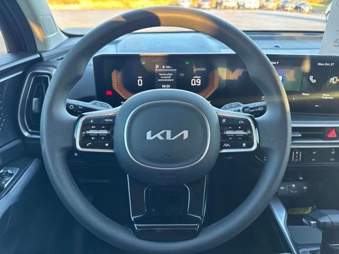 Used 2025 Kia Sorento LX image 18