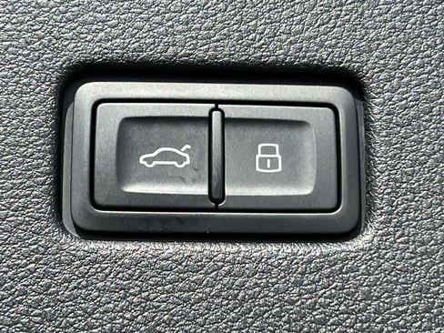 Used 2025 Audi Q8 Premium image 19