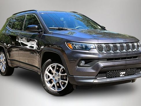 Used 2023 Jeep Compass Latitude AWD/4WD image 2