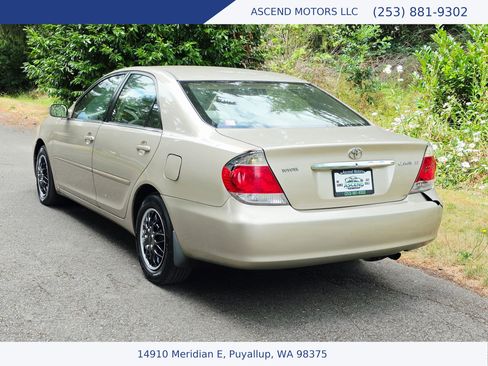 Used 2005 Toyota Camry LE FWD image 3