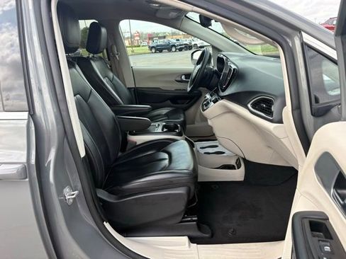 Used 2023 Chrysler Pacifica Touring-L image 20