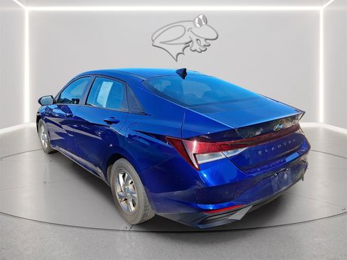 Used 2021 Hyundai Elantra SE FWD image 2