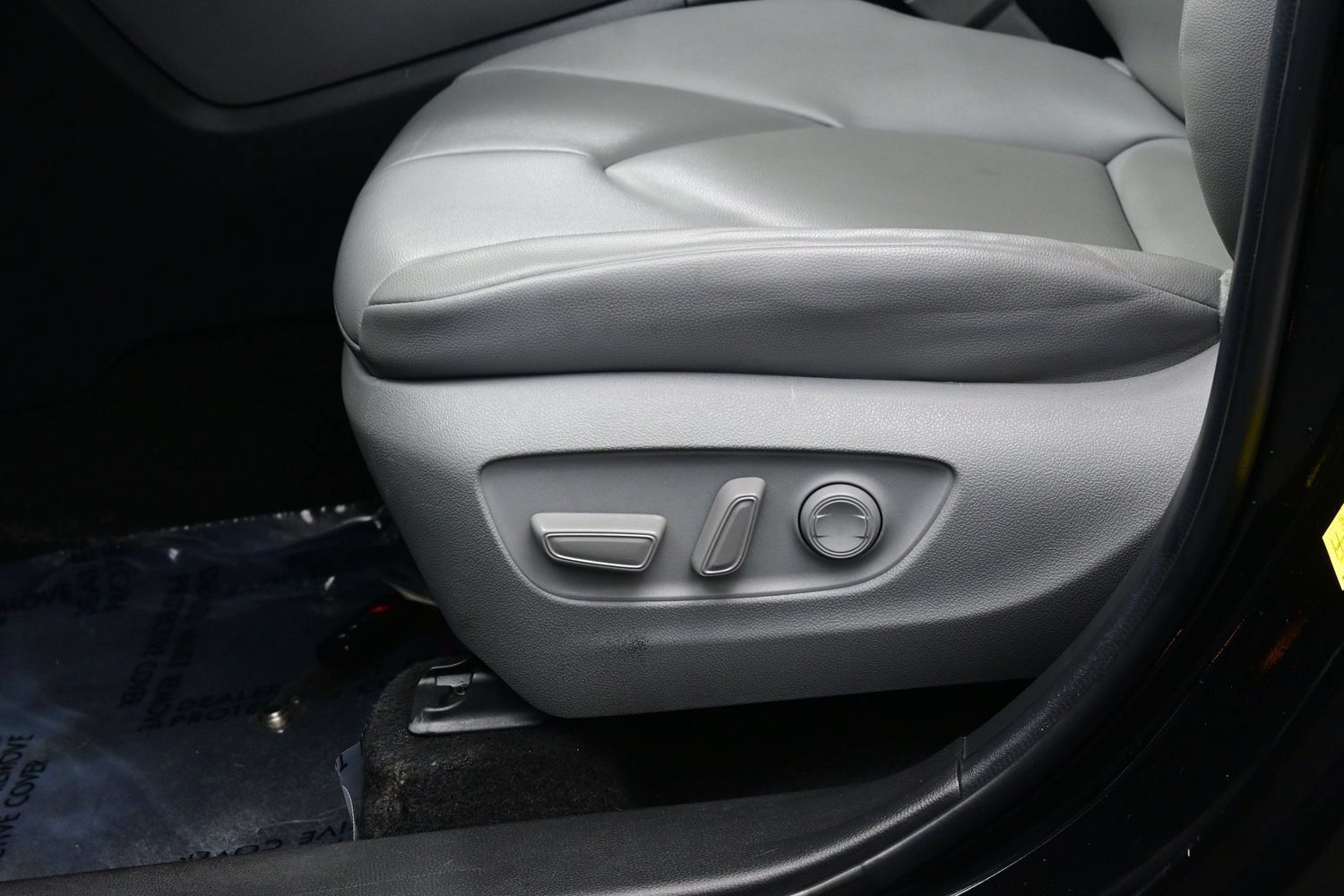 Used 2023 Toyota Highlander XLE AWD/4WD image 11