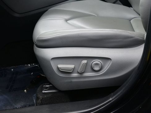 Used 2023 Toyota Highlander XLE AWD/4WD image 11