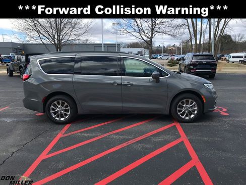 Certified 2022 Chrysler Pacifica Touring-L image 4