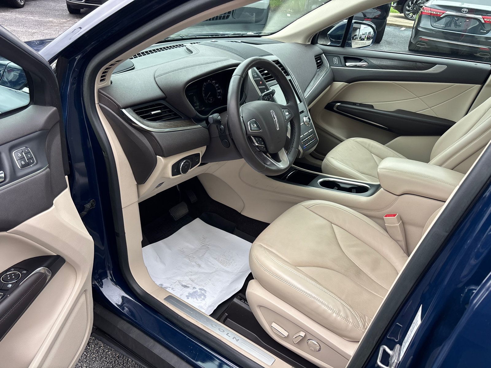 Used 2019 Lincoln MKC Reserve w/ MKC Climate Package FWD image 24