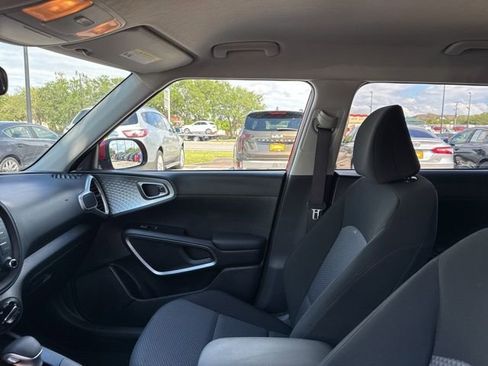 Used 2025 Kia Soul LX w/ LX Technology Package FWD image 23