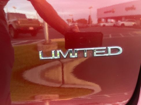 Used 2018 Chrysler Pacifica Limited image 43