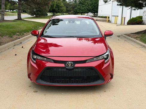 Used 2020 Toyota Corolla LE FWD image 2