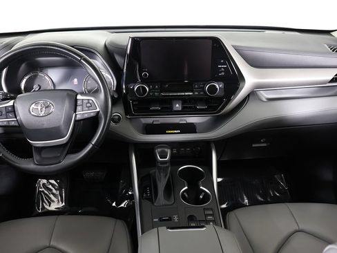 Used 2023 Toyota Highlander XLE FWD image 40