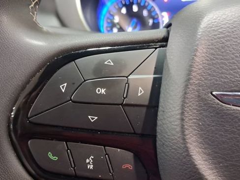Used 2025 Chrysler Pacifica Limited FWD image 32