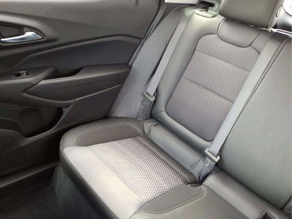 Used 2025 Chevrolet Trax LT FWD image 17