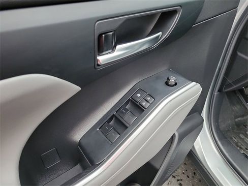 Used 2022 Toyota Highlander XLE image 25