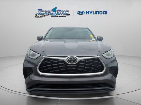 Used 2022 Toyota Highlander L FWD image 2
