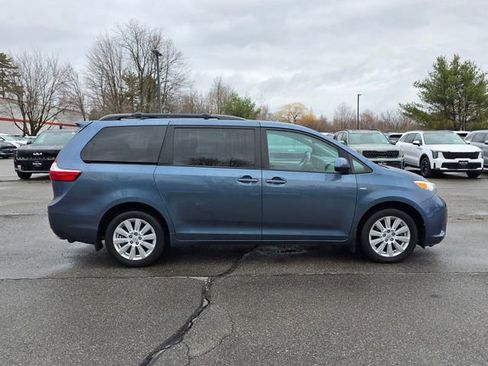 Used 2017 Toyota Sienna LE image 9