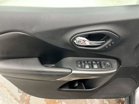 Used 2019 Jeep Cherokee Limited FWD image 20