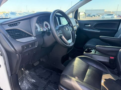 Used 2015 Toyota Sienna SE Premium FWD image 2