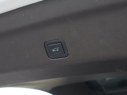 Used 2024 Chevrolet Suburban LT RWD image 27
