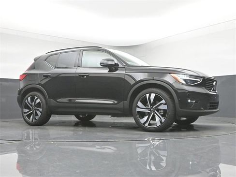 Used 2024 Volvo XC40 B5 Plus w/ Climate Package image 38